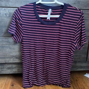 🌻Never worn, cute basic t-shirt.